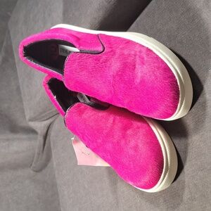 Steve Madden Ecentric Magenta Fuchsia Horse Hair Slip On Sneakers NWT US 10